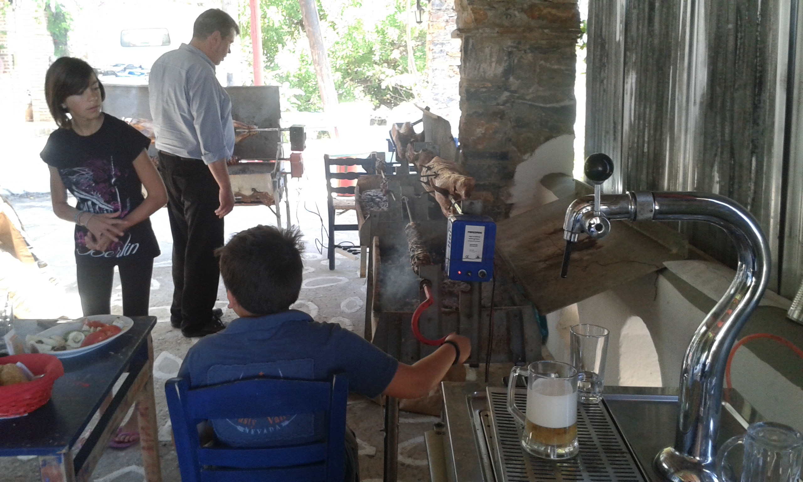 Grillen vor Nikos Taverne